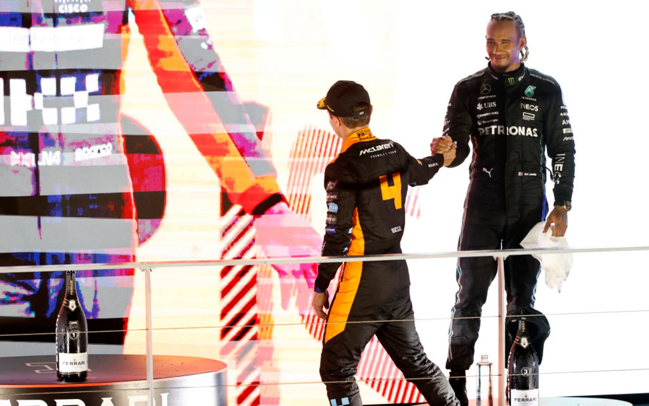Lando Norris e Lewis Hamilton sul podio Singapore
