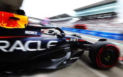 Riecco Verstappen, libere sue. Leclerc 2° in FP2