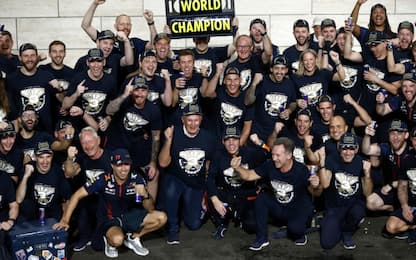 FIA vieta i festeggiamenti Red Bull in pit-lane
