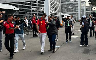 Sainz sta bene: l'arrivo al circuito in Messico