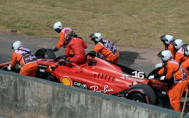 Leclerc out nel giro di formazione: ritiro Ferrari