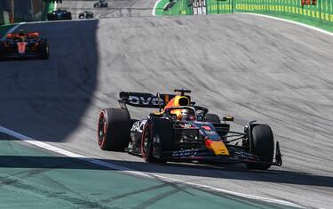 GP LIVE: Verstappen in testa, pit-stop Sainz