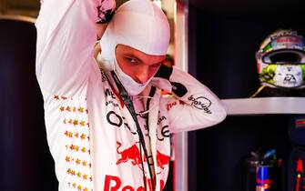 LAS VEGAS, NEVADA - NOVEMBER 18: Max Verstappen of the Netherlands and Oracle Red Bull Racing prepares to drive in the garage prior to the F1 Grand Prix of Las Vegas at Las Vegas Strip Circuit on November 18, 2023 in Las Vegas, Nevada. (Photo by Mark Thompson/Getty Images)