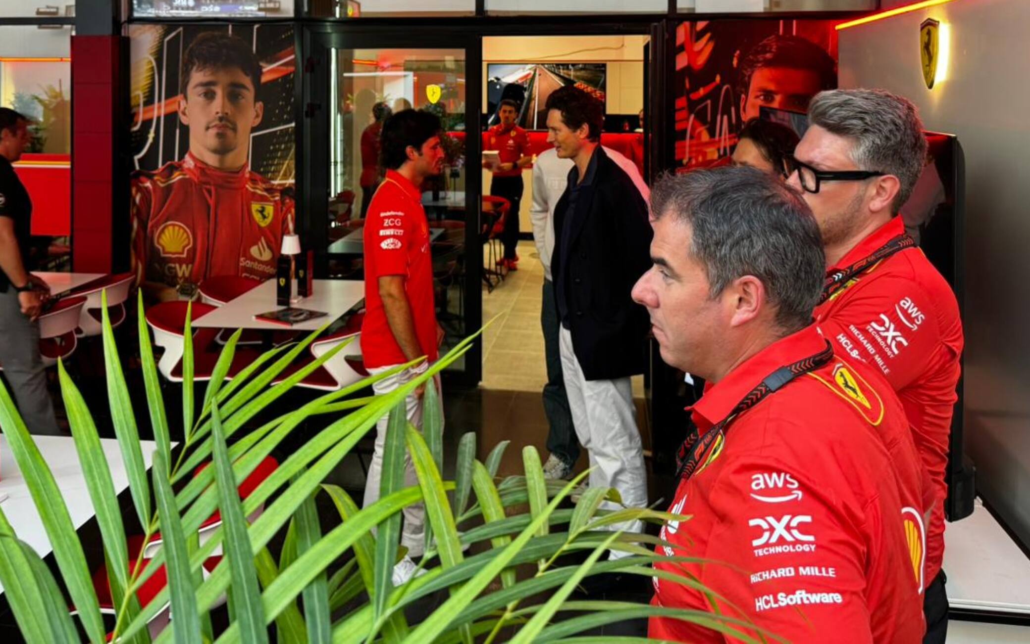 Carlos Sainz e John Elkann nel paddock della Ferrari in Arabia