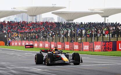 Verstappen in pole in Cina, Leclerc 6° e Sainz 7°