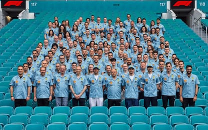 Ferrari, FOTO storica: tutto il team in azzurro
