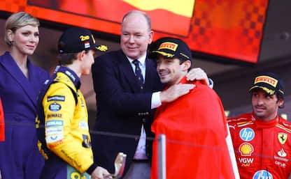 Trionfo Leclerc, festa Ferrari: gli inni sul podio