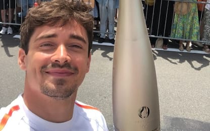 Leclerc tedoforo: a Monaco con la fiamma olimpica