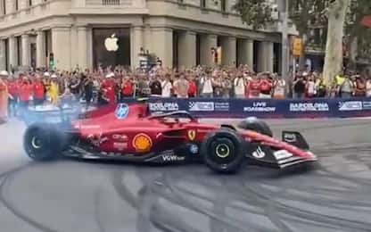 Sainz show: sfreccia con la Ferrari a Barcellona