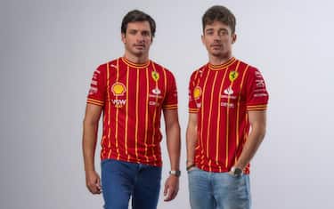 Ferrari, nuove maglie da calcio di Leclerc e Sainz