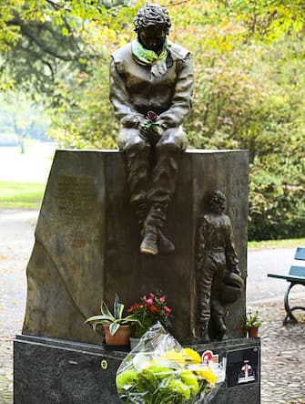 IMOLA, ITALY - OCTOBER 30: A tribute statue to Ayrton Senna during the Emilia-Romagna GP at Imola on Friday October 30, 2020, Italy. (Photo by Mark Sutton / Sutton Images)