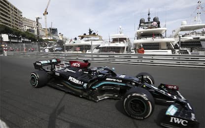 Hamilton in difficoltà e più critico con Mercedes