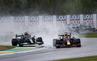 AUTODROMO INTERNAZIONALE ENZO E DINO FERRARI, ITALY - APRIL 18: Max Verstappen, Red Bull Racing RB16B, leads Sir Lewis Hamilton, Mercedes W12, on the opening lap during the Emilia Romagna GP at Autodromo Internazionale Enzo e Dino Ferrari on Sunday April 18, 2021 in imola, Italy. (Photo by Andy Hone / LAT Images)