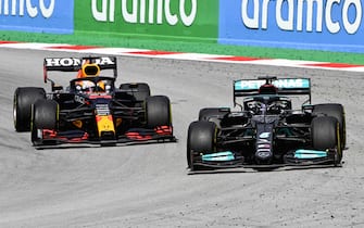 CIRCUIT DE BARCELONA-CATALUNYA, SPAIN - MAY 09: Sir Lewis Hamilton, Mercedes W12 and Max Verstappen, Red Bull Racing RB16B battle during the Spanish GP at Circuit de Barcelona-Catalunya on Sunday May 09, 2021 in Barcelona, Spain. (Photo by Mark Sutton / Sutton Images)