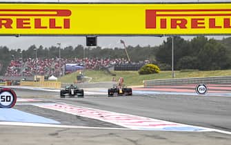 CIRCUIT PAUL RICARD, FRANCE - JUNE 20: Max Verstappen, Red Bull Racing RB16B overtakes Sir Lewis Hamilton, Mercedes W12 during the French GP at Circuit Paul Ricard on Sunday June 20, 2021 in Le Castellet, France. (Photo by Mark Sutton / Sutton Images)