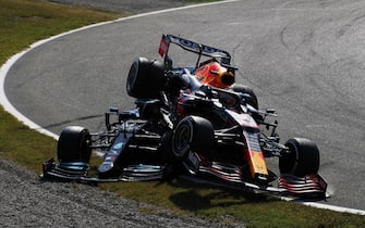 AUTODROMO NAZIONALE MONZA, ITALY - SEPTEMBER 12: Sir Lewis Hamilton, Mercedes W12, and Max Verstappen, Red Bull Racing RB16B, crash out of the race during the Italian GP at Autodromo Nazionale Monza on Sunday September 12, 2021 in Monza, Italy. (Photo by Zak Mauger / LAT Images)