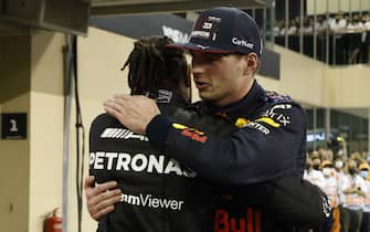 YAS MARINA CIRCUIT, UNITED ARAB EMIRATES - DECEMBER 12: Sir Lewis Hamilton, Mercedes, 2nd position, and Max Verstappen, Red Bull Racing, 1st position, congratulate each other in Parc Ferme during the Abu Dhabi GP at Yas Marina Circuit on Sunday December 12, 2021 in Abu Dhabi, United Arab Emirates. (Photo by Steven Tee / LAT Images)