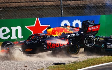 Hamilton-Verstappen, i 'botti di fine anno'. FOTO