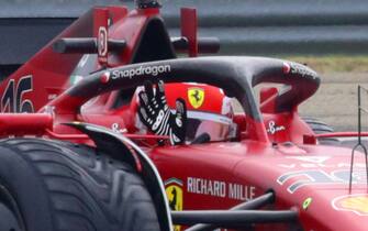 Charles Leclerc alla guida della Ferrari a Fiorano Charles Leclerc Alla Guida Della Ferrari F1-75 Sul Circuito Di Fiorano Durante Un Test Di Gomme Pirelli Da Bagnato. Nella Foto Charles Leclerc Saluta I Tifosi Assiepati Ai Lati Del Circuito (Fiorano (Mo) - 2022-12-07, Roberto Brancolini) p.s. la foto e' utilizzabile nel rispetto del contesto in cui e' stata scattata, e senza intento diffamatorio del decoro delle persone rappresentate