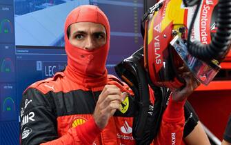 epa10098303 Ferrari driver Carlos Sainz Jr. of Spain prepares for the third practice session of the Formula One Grand Prix on the Hungaroring circuit in Mogyorod, Hungary, 30 July 2022. The Formula One Grand Prix of Hungary will take place on 31 July 2022.  EPA/Zsolt Czegledi HUNGARY OUT