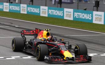 Sepang International Circuit, Sepang, Malaysia.
Sunday 1 October 2017.
Max Verstappen, Red Bull Racing RB13 TAG Heuer, punches the air as he crosses the finish line to win the Malaysian Grand Prix.
World Copyright: Glenn Dunbar/LAT Images 
ref: Digital Image _31I3318