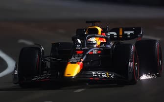MARINA BAY STREET CIRCUIT, SINGAPORE - OCTOBER 01: Max Verstappen, Red Bull Racing RB18 during the Singapore GP at Marina Bay Street Circuit on Saturday October 01, 2022 in Singapore, Singapore. (Photo by Glenn Dunbar / LAT Images)