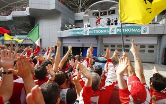 Sepang International Circuit, Sepang, Kuala Lumpur, Malaysia.
Sunday 29 March 2015.
Sebastian Vettel, Ferrari, 1st Position, arrives on the podium to the cheers of his Ferrari team.
World Copyright: Andrew Hone/LAT Photographic.
ref: Digital Image _ONY1015