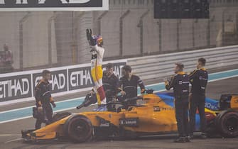 YAS MARINA CIRCUIT, UNITED ARAB EMIRATES - NOVEMBER 25: Fernando Alonso, McLaren MCL33 celebrates in Parc Ferme during the Abu Dhabi GP at Yas Marina Circuit on November 25, 2018 in Yas Marina Circuit, United Arab Emirates. (Photo by Manuel Goria / Sutton Images)