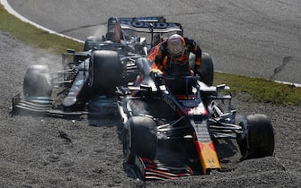 AUTODROMO NAZIONALE MONZA, ITALY - SEPTEMBER 12: Sir Lewis Hamilton, Mercedes W12, and Max Verstappen, Red Bull Racing RB16B, crash out of the race during the Italian GP at Autodromo Nazionale Monza on Sunday September 12, 2021 in Monza, Italy. (Photo by Zak Mauger / LAT Images)