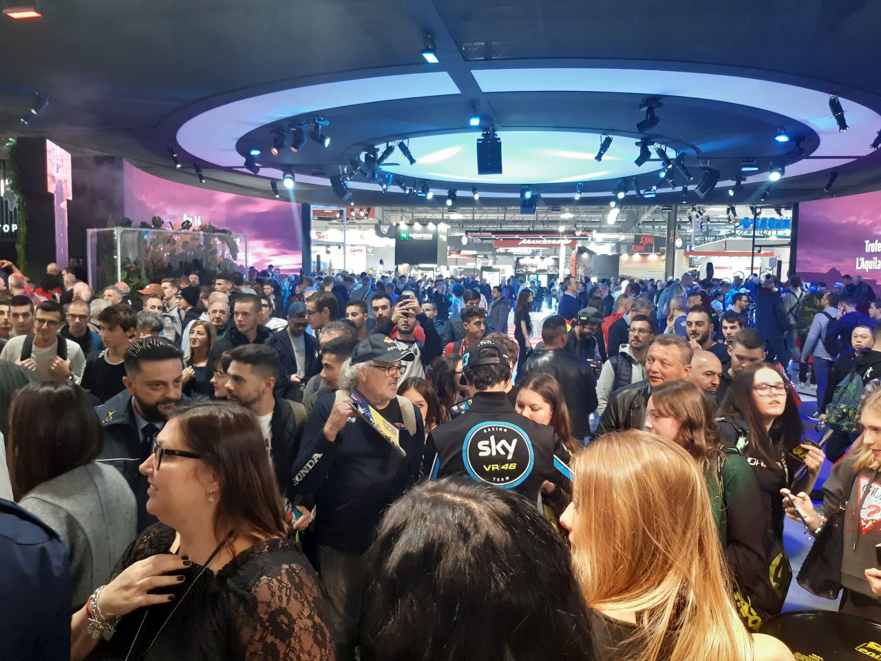 Eicma, la folla accoglie i piloti