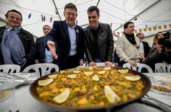 Leader of the Spanish Socialist Party (PSOE), Pedro Sanchez (R) and Valencian regional president Ximo Puig (L) try paella during the Fallas festival in Valencia on March 18, 2016. (Photo by JOSE JORDAN / AFP)        (Photo credit should read JOSE JORDAN/AFP via Getty Images)