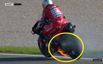 Paura per Pirro, la sua Ducati va in fiamme. VIDEO