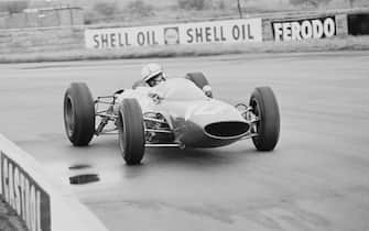 English Grand Prix motorcycle road racer and Formula One driver John Surtees (1934-2017) drives the #10 Team Ferrari, Ferrari 156 V6, during the British Grand Prix at Silverstone, UK, 20th July 1963.(Photo by Victor Blackman/Daily Express/Hulton Archive/Getty Images)