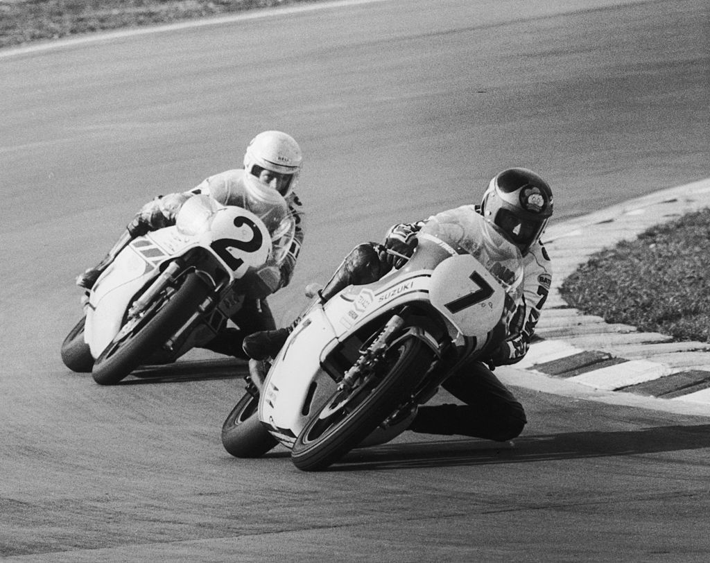 57623000 British motorbike champion Barry Sheene (1950 - 2003) on his Suzuki nips ahead of America's Kenny Roberts on a Yamaha during the John Player Transatlantic Trophy meeting at Brands Hatch, April 1977. The trophy was ultimately awarded to America. (Photo by David Ashdown/Keystone/Hulton Archive/Getty Images)