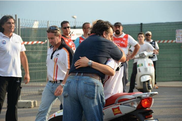 Un abbraccione tra Simoncelli e Paolo Beltramo. Marco era così: ti vedeva, si fermava e ti abbracciava