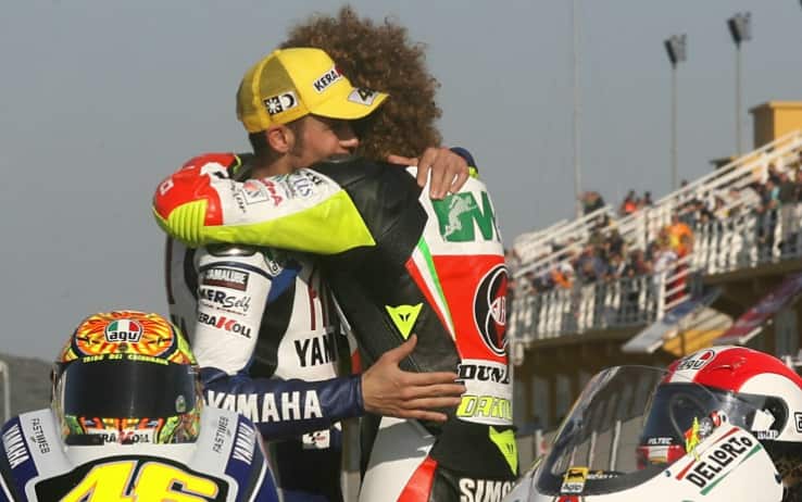 Valentino Rossi abbraccia Marco Simoncelli il 26 ottobre 2008 a Valencia