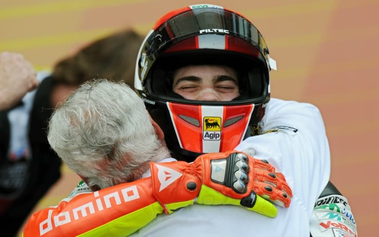 Marco Simoncelli abbraccia un componente del suo team dopo la vittoria in 250cc al Mugello (1 giugno 2008)