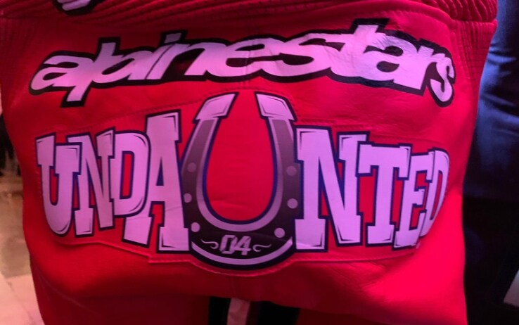 Dovizioso ha inserito una novità anche sulla tuta: la tradizionale scritta "DesmoDovi" lascia il posto a "Undaunted", parola inglese che significa "imperterrito"