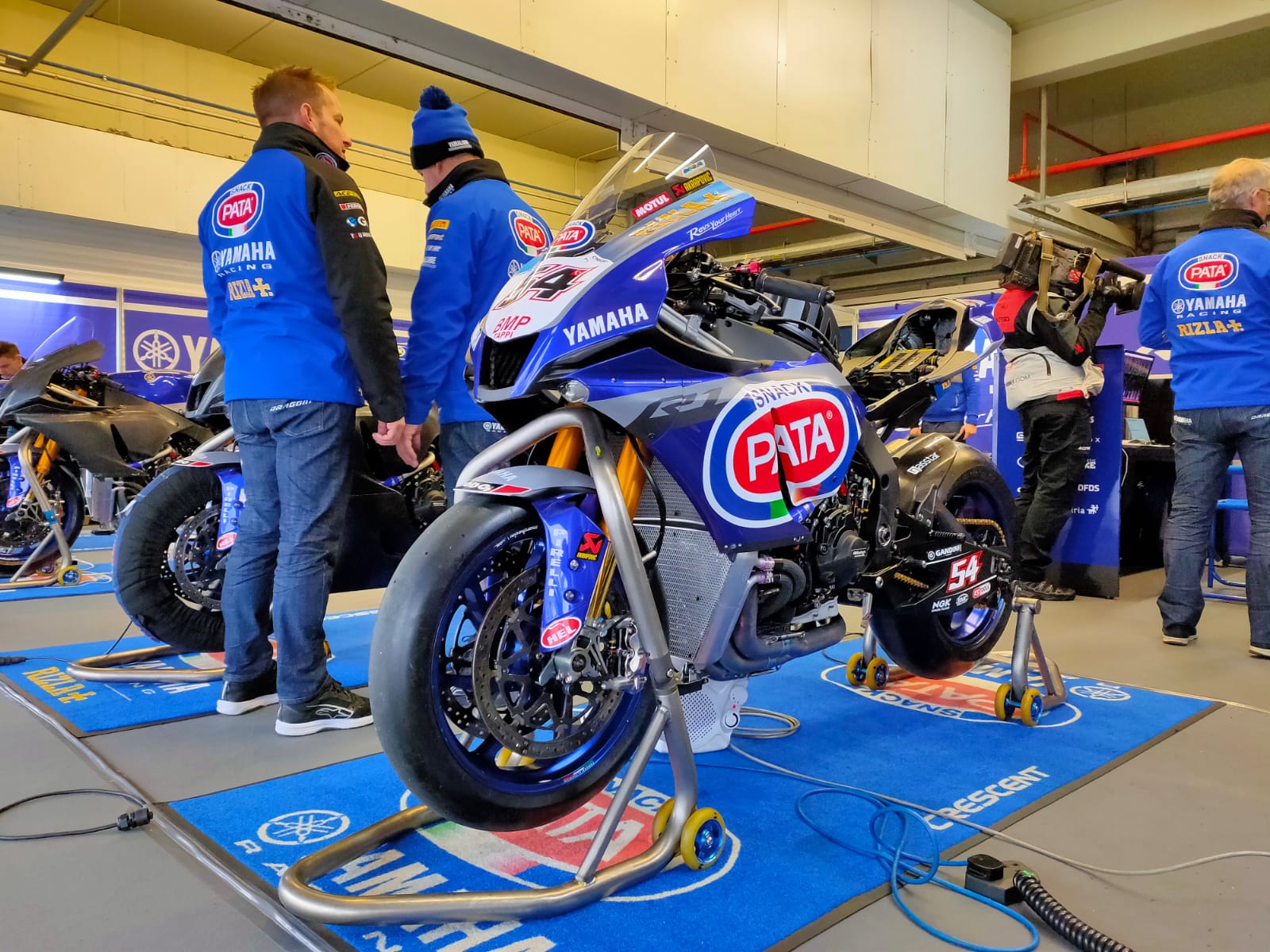 Toprak Razgatlioglu, la sua Pata Yamaha ai box Toprak Razgatlioglu, Pata Yamaha