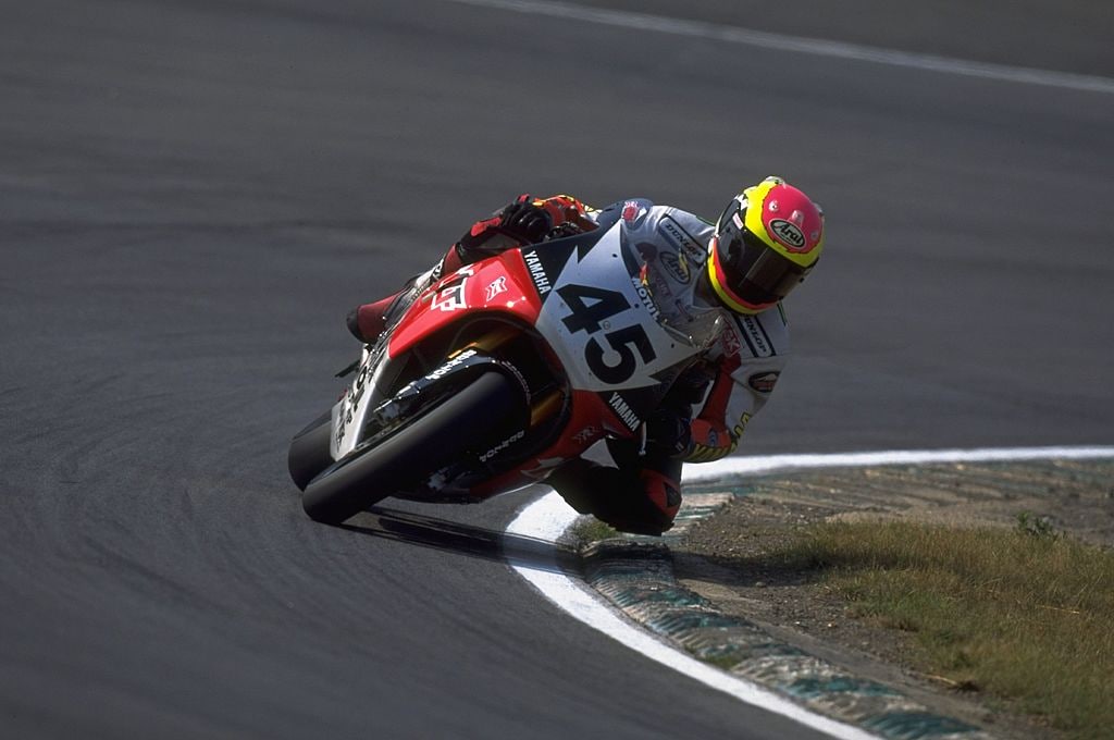 4 Agosto 1996: Colin Edwards in azione con la Yamaha YZR 750 a Brands Hatch (Inghilterra), nel Mondiale di Superbike Colin Edwards