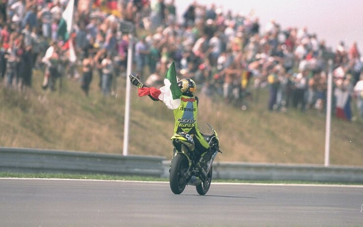 A Brno nel 1996 un giovane Rossi festeggia la sua prima vittoria nel Motomondiale