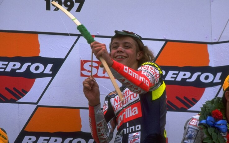 A Donington, nl 1997, Valentino festeggia il suo primo titolo Mondiale, nell'allora 125