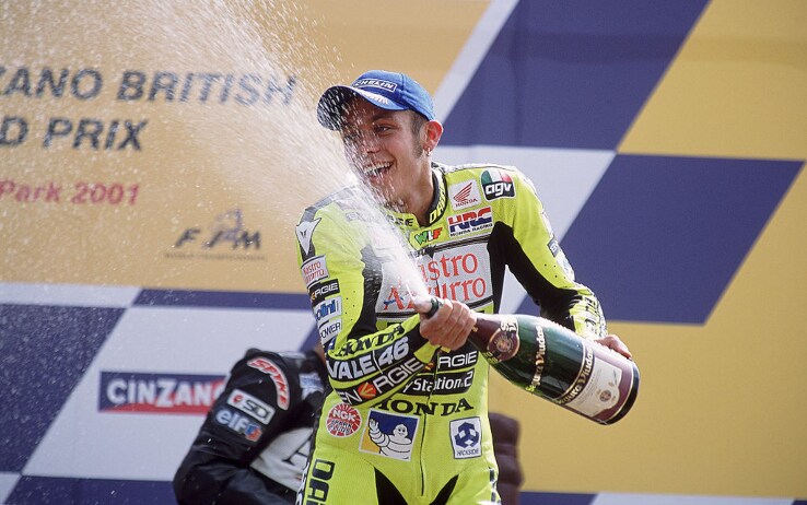 Valentino Rossi festeggia la vittoria nel GP di Donington, l'8 luglio 2001
