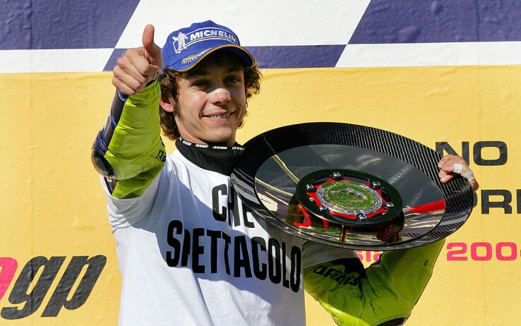Nel 2004 Rossi vince al suo primo anno in Yamaha. E festeggia con una maglia speciale: "Che spettacolo"