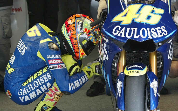 Una delle classiche "chiacchierate" tra Rossi e la sua Yamaha