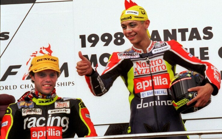 Rossi festeggia la vittoria nel GP d'Australia su Loris Capirossi