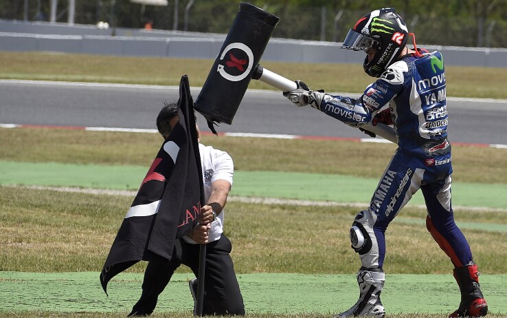 La tipica esultanza di Jorge Lorenzo con il martello