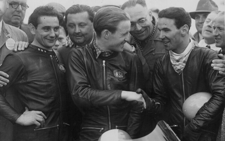 Werner Haas, Rupert Hollaus e Carlo Ubbiali (sulla destra) prima del Tourist Trophy all'isola di Man nel '54