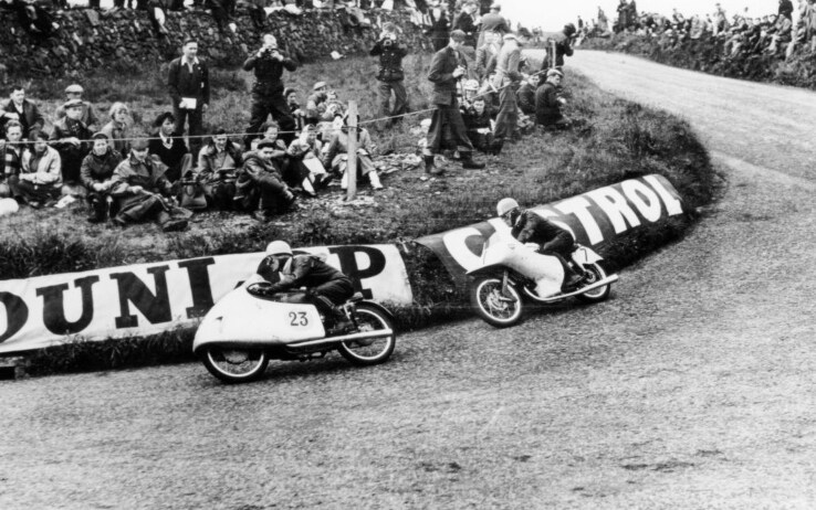 Rupert Hollaus, col numero 23, tallonato da Ubbiali durante il Tourist Trophy sull'isola di Man nel '54