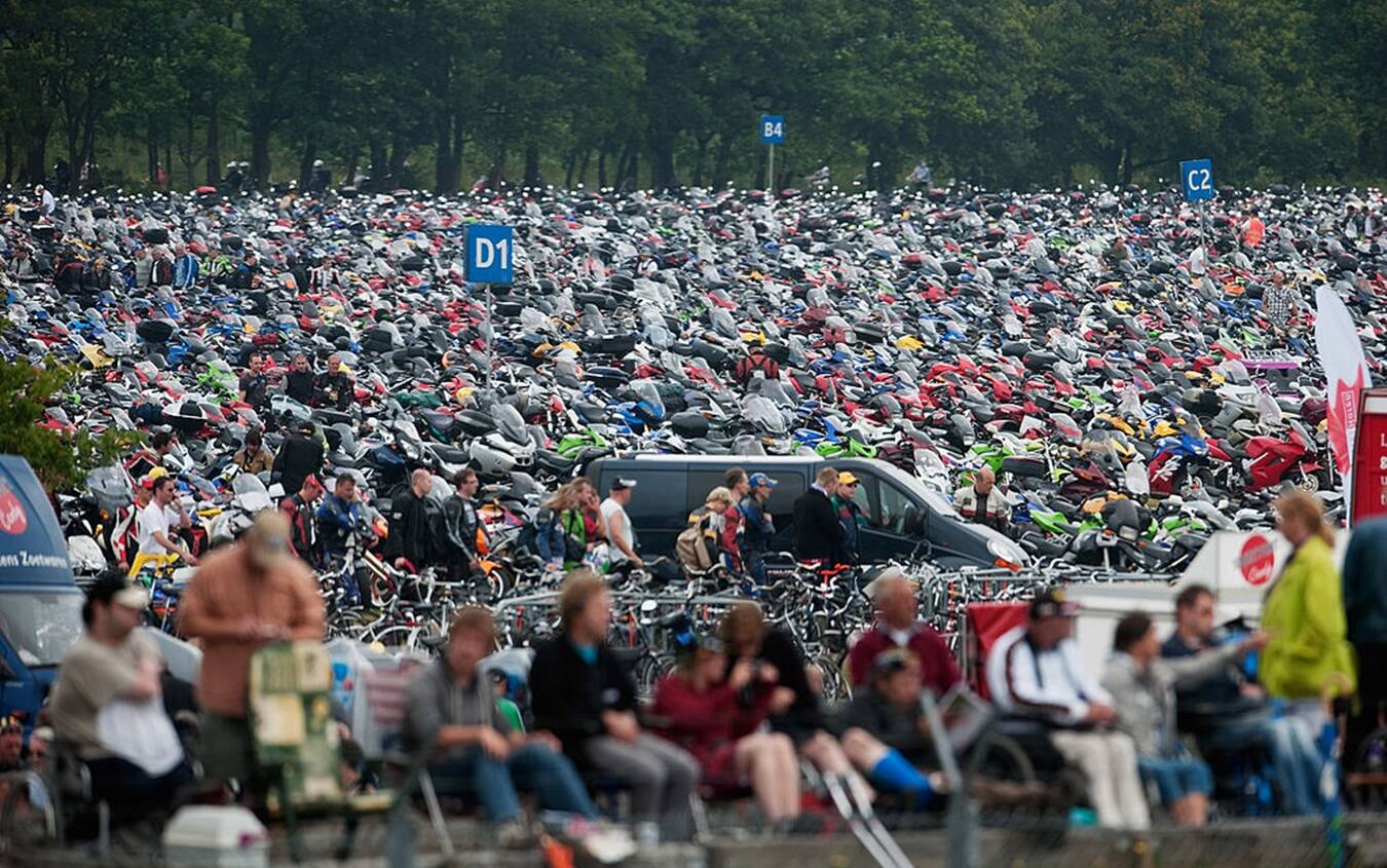 Le migliaia di moto e biciclette parcheggiate in prossimità del circuito olandese
